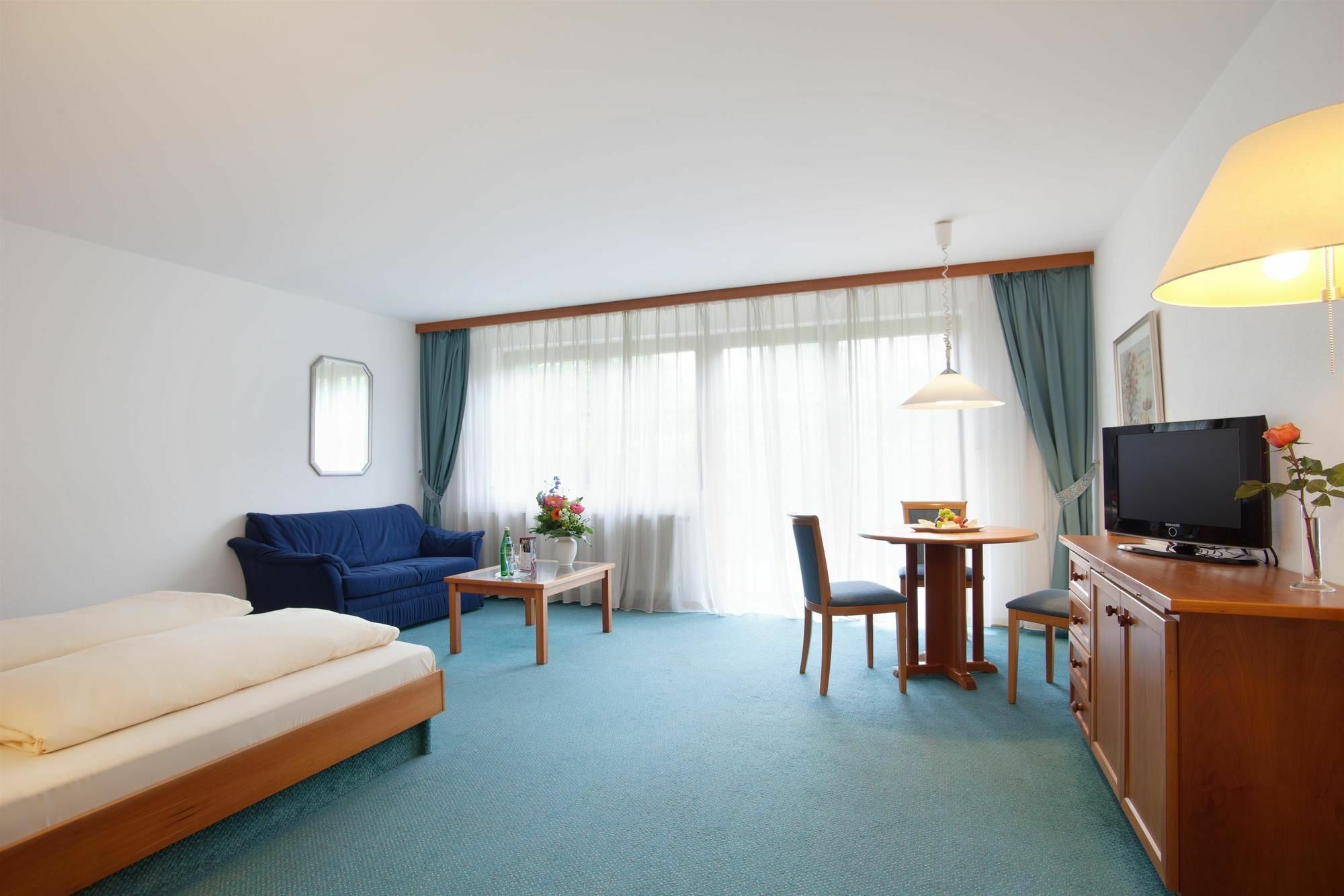 Hyperion Hotel Garmisch - Partenkirchen Kültér fotó A typical room at the Waldhotel