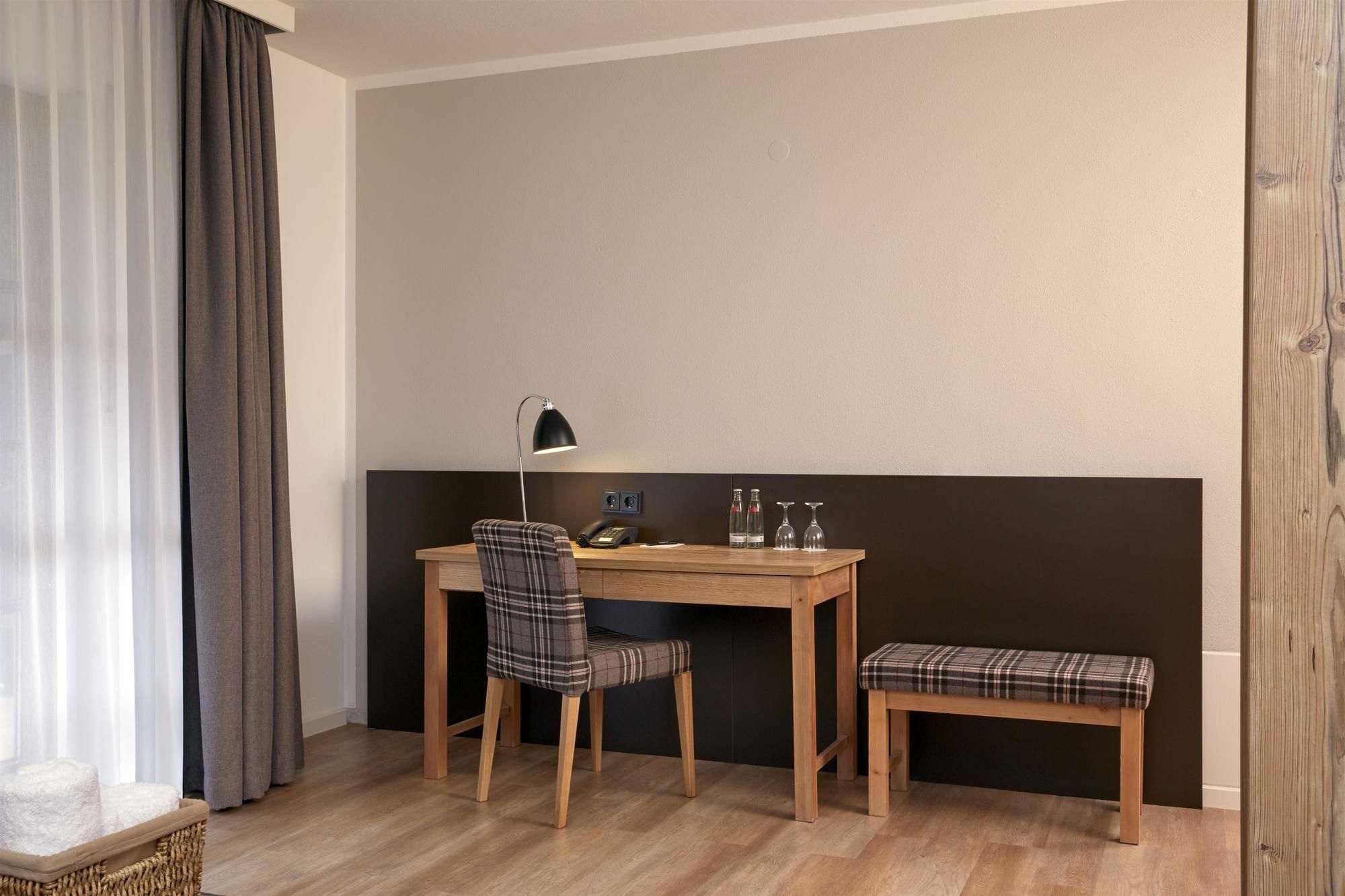 Hyperion Hotel Garmisch - Partenkirchen Kültér fotó A room at the hotel