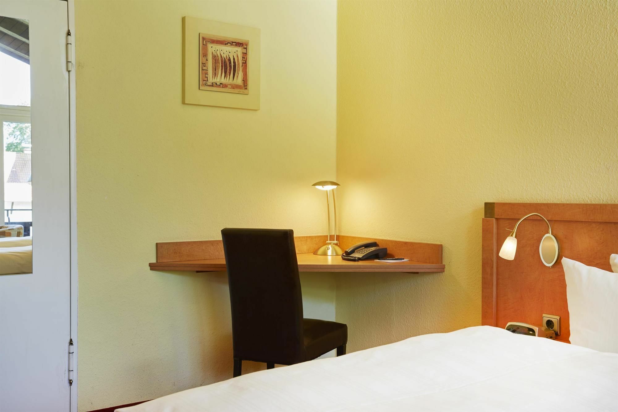 Hyperion Hotel Garmisch - Partenkirchen Kültér fotó A typical room at the hotel