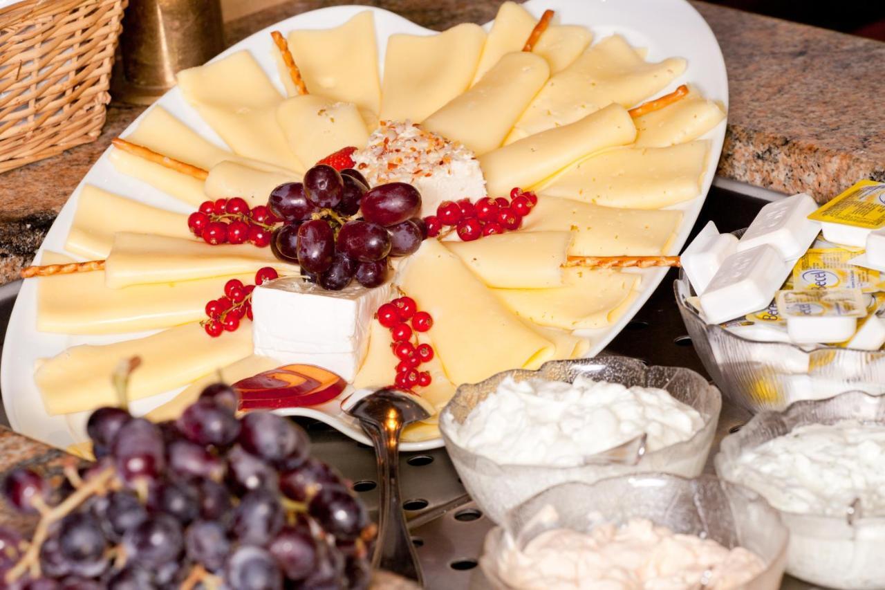 Hyperion Hotel Garmisch - Partenkirchen Kültér fotó A cheese platter